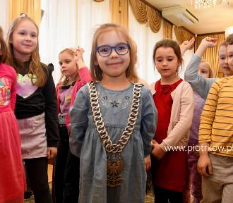 Przedszkolaki z "ósemki" zwiedzały Urząd Miasta w Piotrkowie ZDJĘCIA