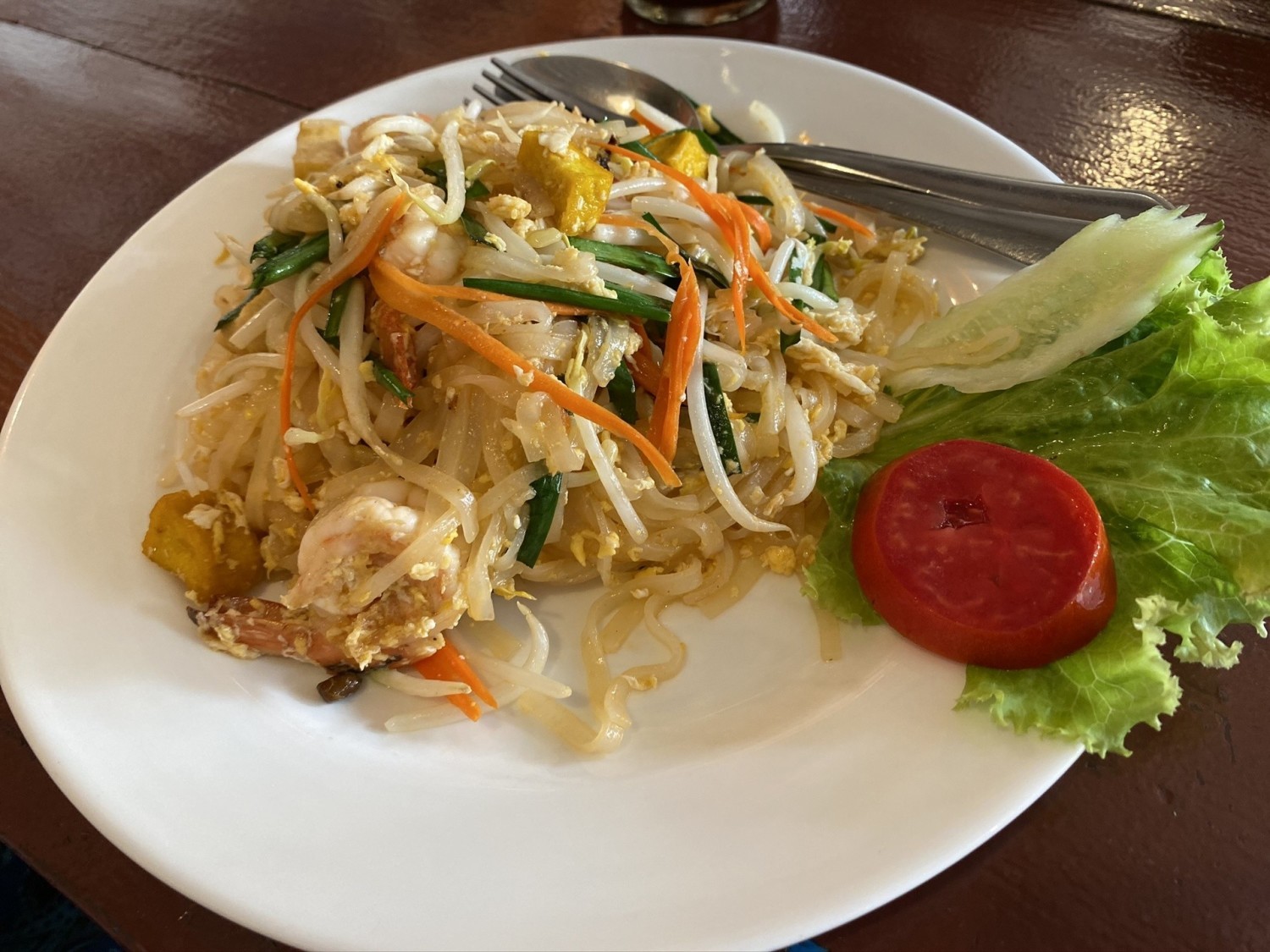 Tanio, dużo i smacznieJedno z najpopularniejszych dań kuchni tajskiej to Pad Thai czyli smażony makaron z woka z tofu, krewetkami lub kurczakiem