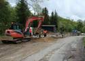 Utrudnienia na drodze powiatowej w gminie Skawina. Trwa modernizacja traktu, budowa kanalizacji, ścieżki rowerowej i muru oporowego
