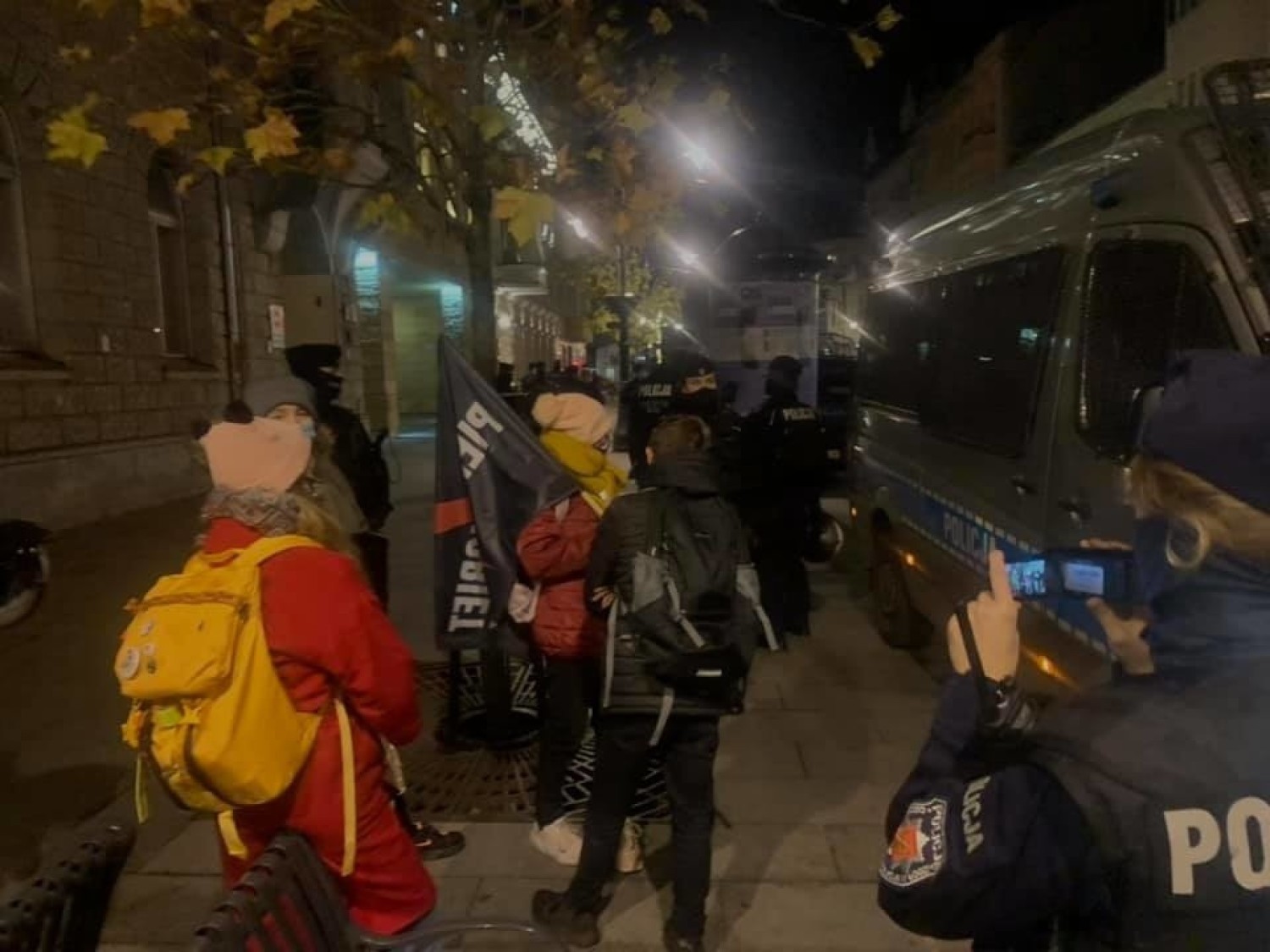 Odmówiłem zatem okazania (nie dania do ręki) dowodu osobistego, ponieważ nie wiedziałem czy osoba w mundurze to policjant czy przebieraniec