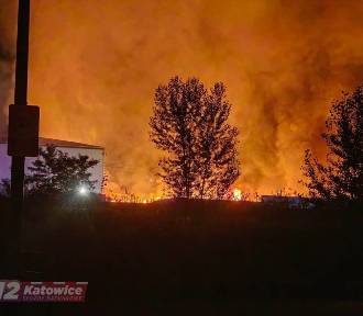 Nocny pożar hali z makulaturą w Tychach. Kłęby dymu dotarły do okolicznych miast