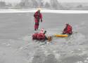 Strażacy z regionu ćwiczyli na lodzie. Zakończył się cykl szkoleń z ratownictwa lodowego ZDJĘCIA