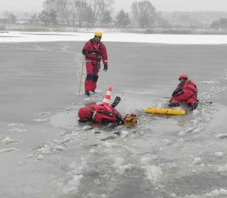 Strażacy i ratownicy z regionu szkolili się z ratownictwa na lodzie ZDJĘCIA