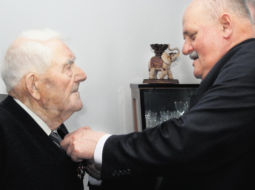Edmundowi Plurze medal wręczył Jan Świerepo