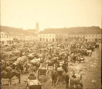 Zdjęcie Rynku w Sieradzu sprzed ponad 120 lat robi furorę w sieci. Są inne FOTO