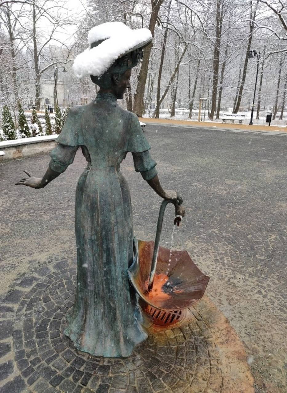 Pomnik Agaty na przebudowywanej Alei Chopina w Dusznikach-Zdroju w czasie kwietniowych opadów śniegu