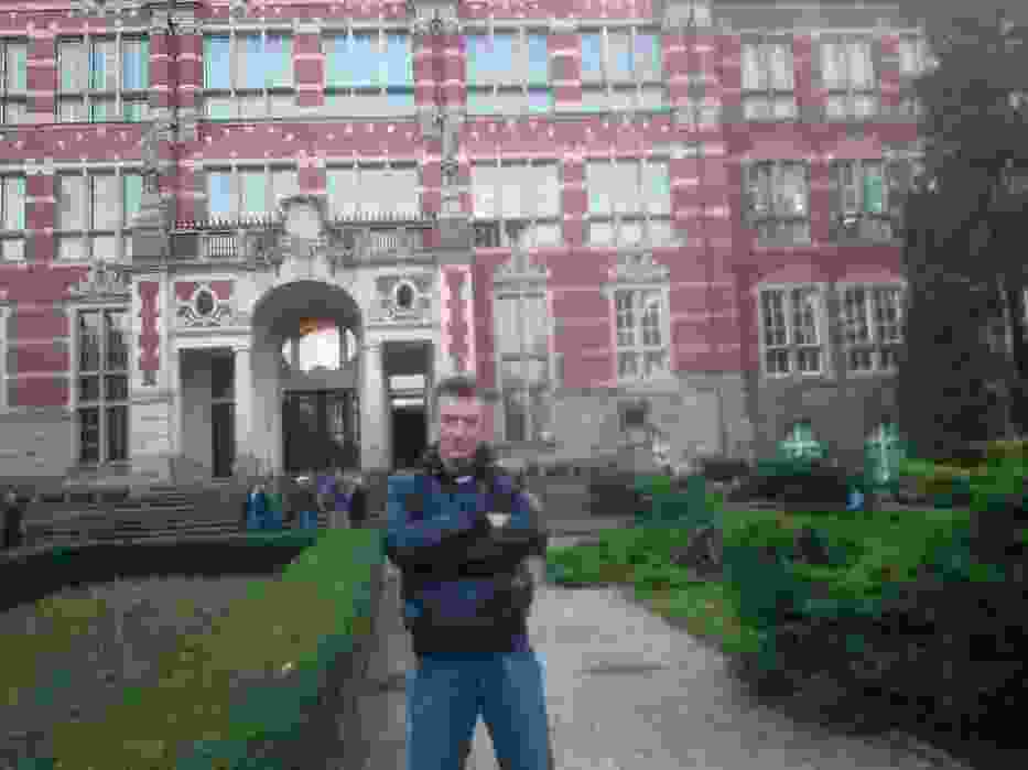 Borys Tatorin przed Gmachem Głównym Politechniki Gdańskiej