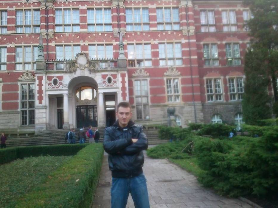 Borys Tatorin przed Gmachem Głównym Politechniki Gdańskiej