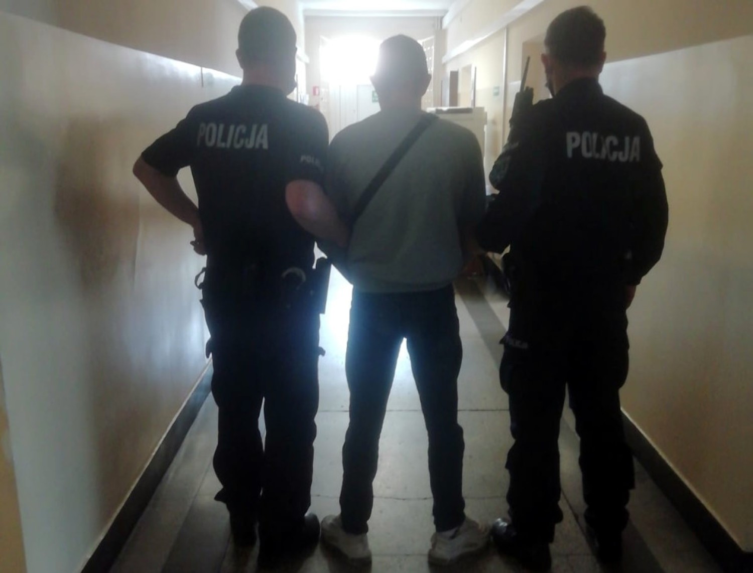 Policja interweniowała w związku z brakiem maseczki u młodego mężczyzny