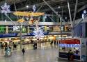 Na Lotnisku Chopina w Warszawie rozbłysła świąteczna iluminacja. Tysiące światełek, choinka i św. Mikołaj w samolocie