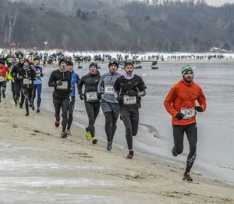 Zimowe bieganie po plaży w Sopocie