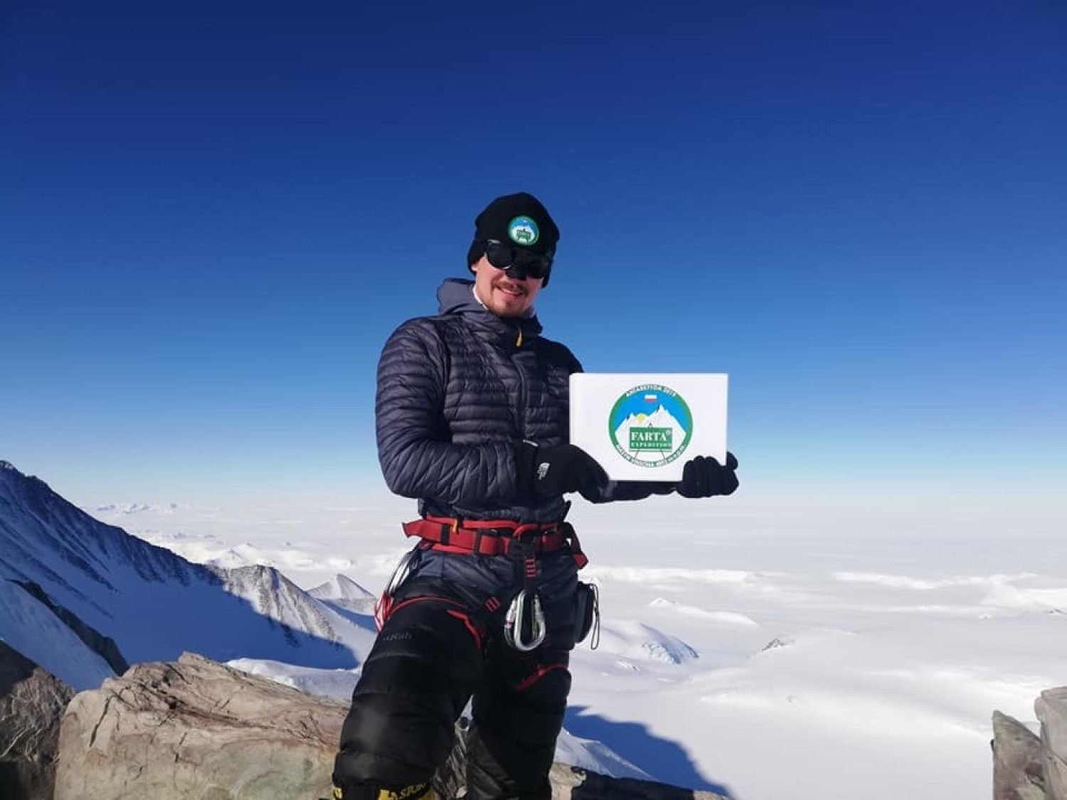 Łukasz Łagożny z Sanoka, pierwszy podkarpacki zdobywca Korony Ziemi, jest już w drodze do domu po zakończonej FARTA Antarktyda Expedition