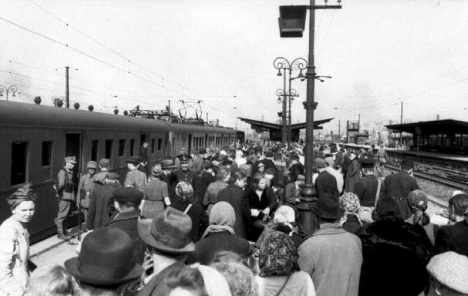 Deportacja mieszkańców Warszawy z Dworca Zachodniego do obozu w Pruszkowie (1944)