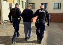 Potrącenie policjanta w Poddębicach. Zarzut usiłowania zabójstwa dla podejrzanego 40-latka. Mężczyzna aresztowany na 3 miesiące ZDJĘCIA