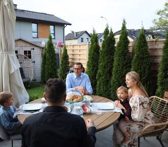 Premier Matusz Morawiecki po konwencji w Katowicach spotkał się z rodziną z Tychów