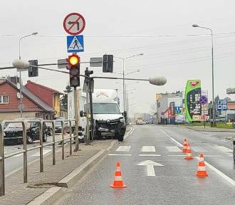 Wypadek na skrzyżowaniu w Radomiu. Osobówka zderzyła się z samochodem dostawczym