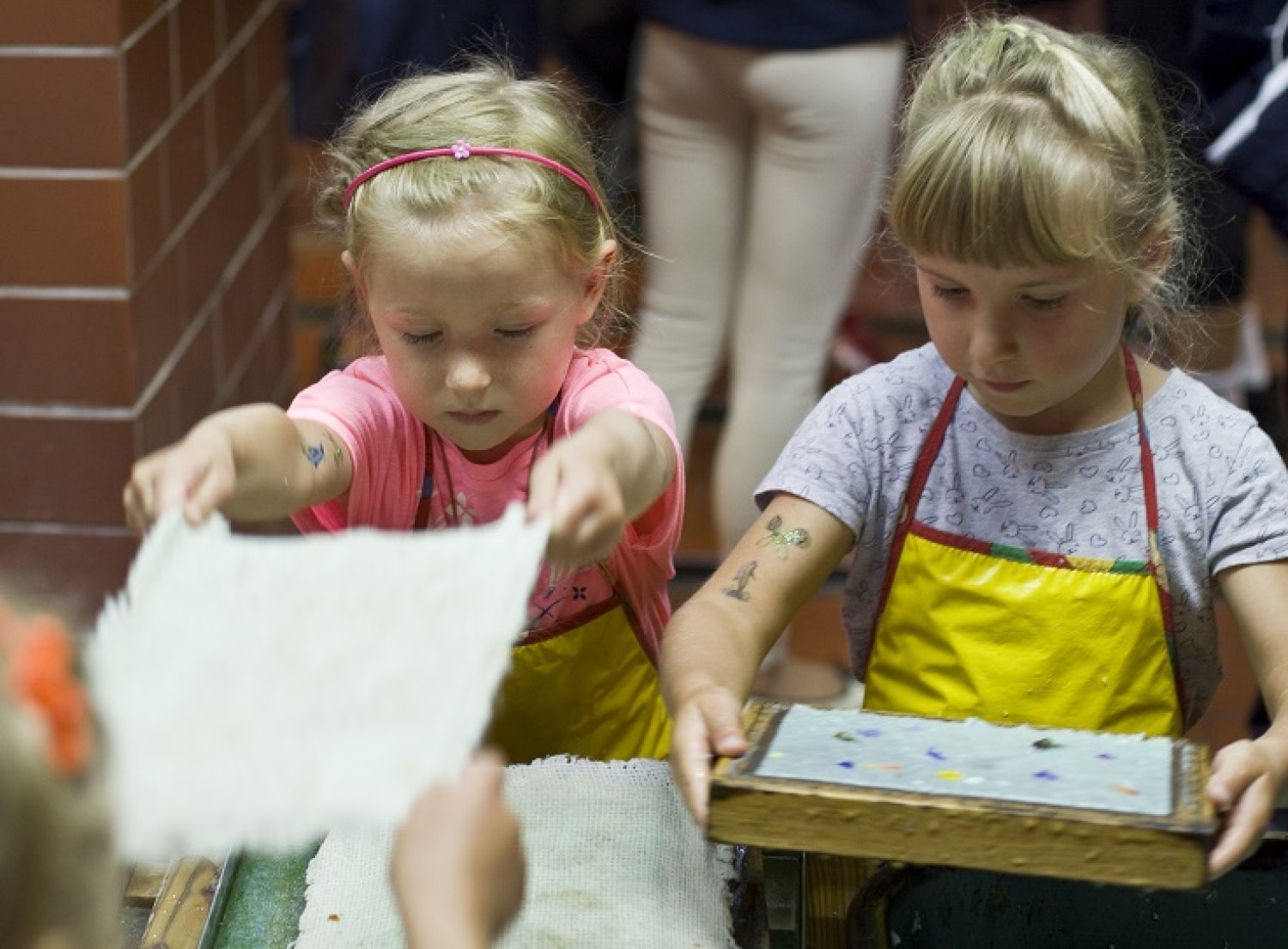 Zostać papiernikiem i wytworzyć własną kartkę papieru w Muzeum Papiernictwa