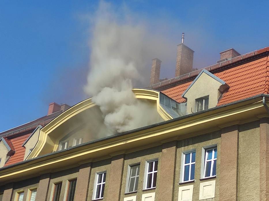 Pożar w kamienicy przy ul. Szmidta. Utrudnienia centrum Wałbrzycha, są poszkodowani. Zobaczcie zdjęcia