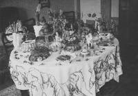 Porcelana, obrusy, srebrne zastawy, cuda-wianki. Oto świąteczne stoły sprzed 100 lat!