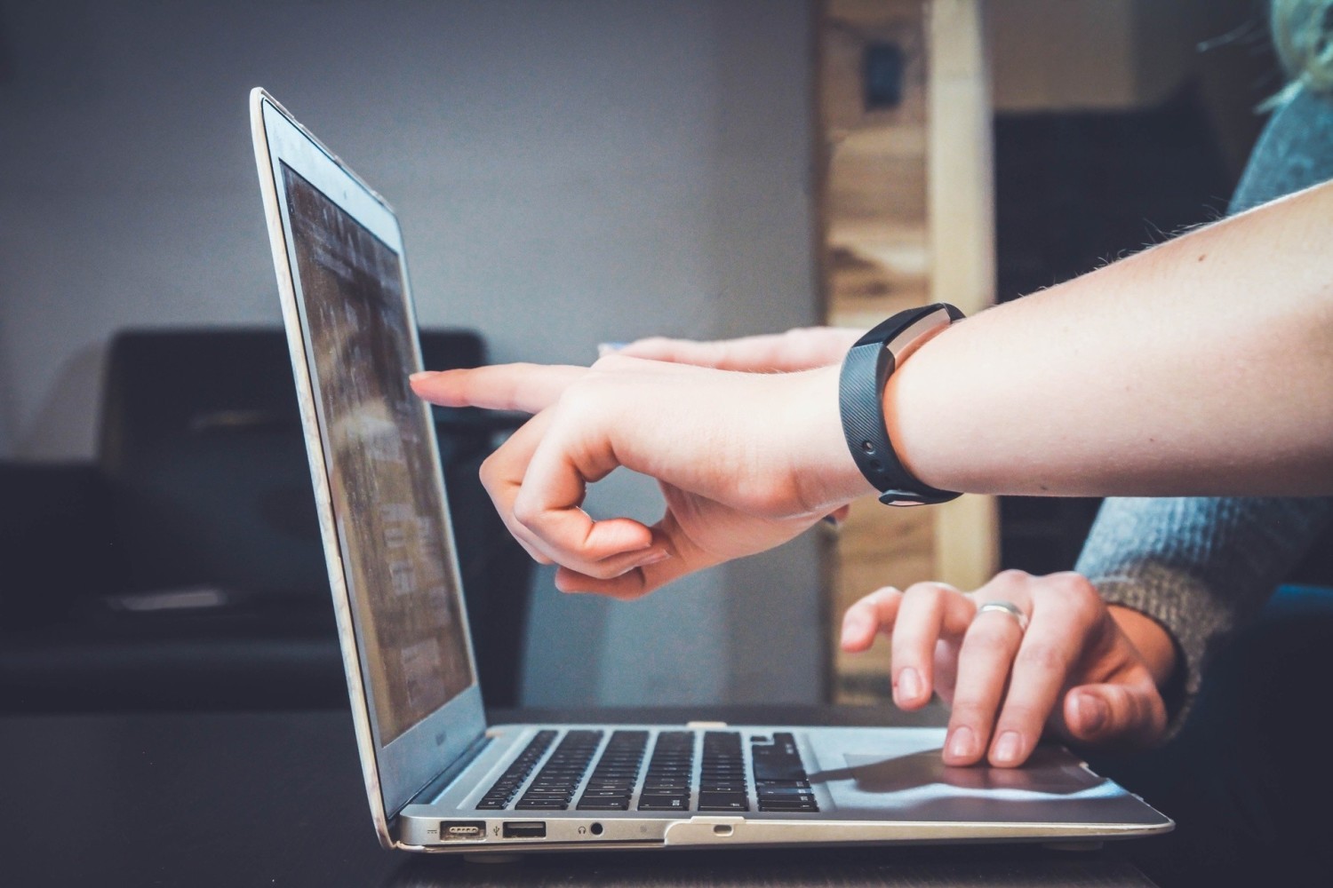 Polacy coraz częściej robią zakupy przez internet , wybierają wczasy i konsultują dietę