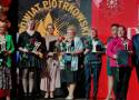 Gala Kobiet Wyjątkowych Ziemi Piotrkowskiej 2024. W Moszczenicy wyróżniono prawie 100 pań. Sprawdź, kto dostał dyplom i statuetkę. ZDJĘCIA