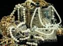 Kobieta przekazała oszustom biżuterię o wartości 30 tys. złotych