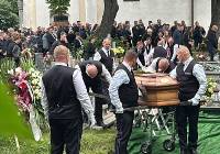 Morze łez i kwiatów na pogrzebie  Sandry, Moniki i Zofii, które zginęły w Kargowej