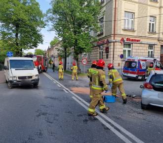 Zderzenie dwóch samochodów na skrzyżowaniu w centrum Tarnowa