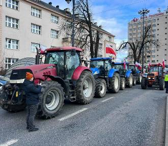 Paraliż ruchu w centrum Bydgoszczy. Rolnicy protestują przed Urzędem Wojewódzkim