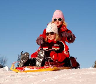Gdzie jeździć na sankach w Warszawie? Tu znajdziesz górki do zjeżdżania [PRZEGLĄD MIEJSC]