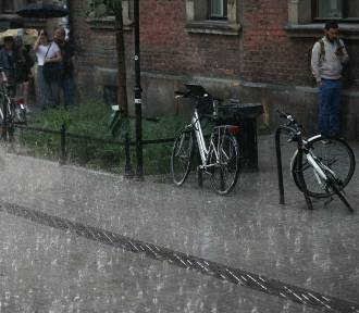 Nocna ulewa i burza w Krakowie. Załamanie pogody i drugi stopień ostrzeżenia