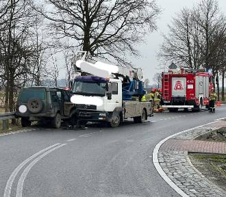 Wypadek pod Namysłowem. Samochód terenowy zderzył się z ciężarówką 