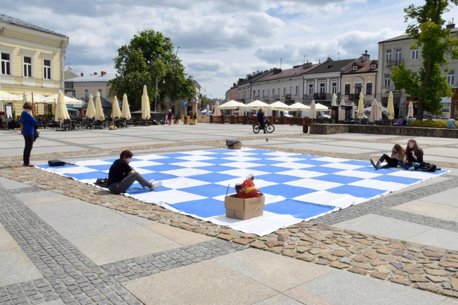 Żywe szachy na Rynku w Kielcach