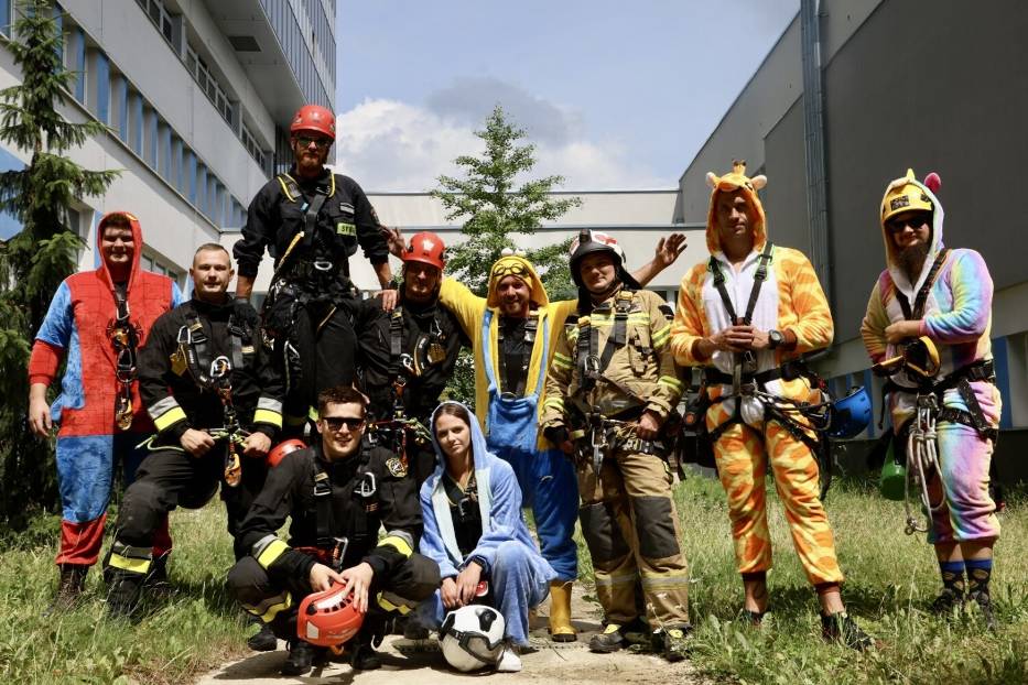 Alpiniści i strażacy zjechali z dachu Centrum Zdrowia Dziecka w strojach superbohaterów