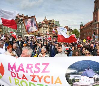 Narodowy Marsz dla Życia i Rodziny. Tłumy na Placu Zamkowym w Warszawie