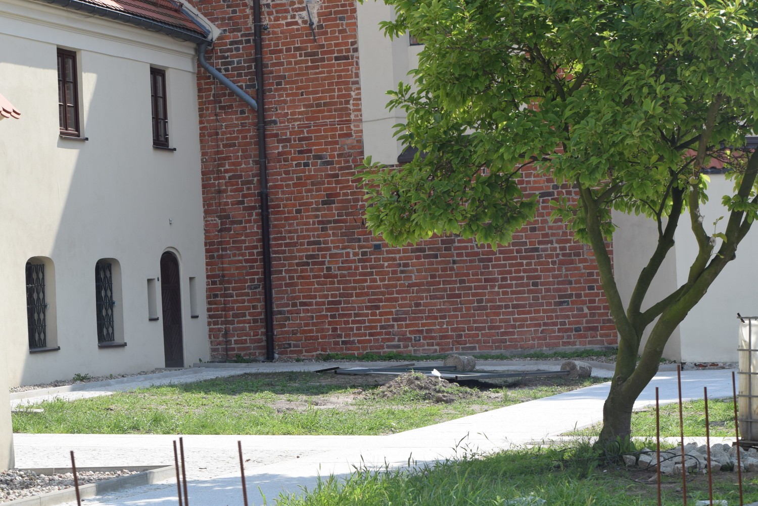 Mimo upału trwają prace przed klasztorem podominikańskim w Sieradzu