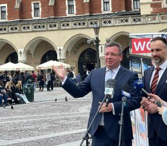 Poseł Michał Wójcik na Rynku Głównym w Krakowie rozpoczął kampanię do Europarlamentu