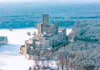 Majestatyczny, magiczny. Tak wygląda zamek w Stobnicy zimą, okiem Łukasza Bukowskiego
