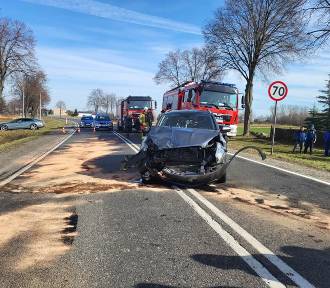 Wypadek na krajowej 12 w Prymusowej Woli. Po zderzeniu dwóch aut droga zablokowana
