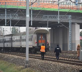 Tragiczny wypadek na przejeździe kolejowym w Łodzi. 2 osoby potrącone, 1 nie żyje