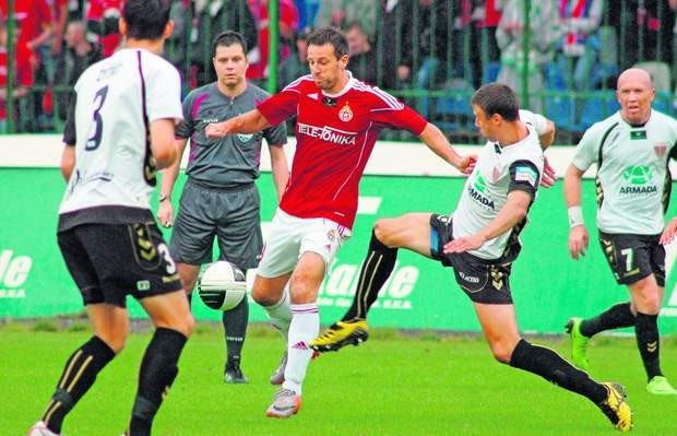Maciej Żurawski (przy piłce) trafiając do siatki bytomian zdobył swoją pierwszą bramkę w polskiej ekstraklasie od pięciu lat