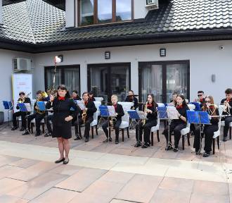 Koncert promocyjny Czarnożylskiej Orkiestry Dętej w Domu Seniora w Załęczu
