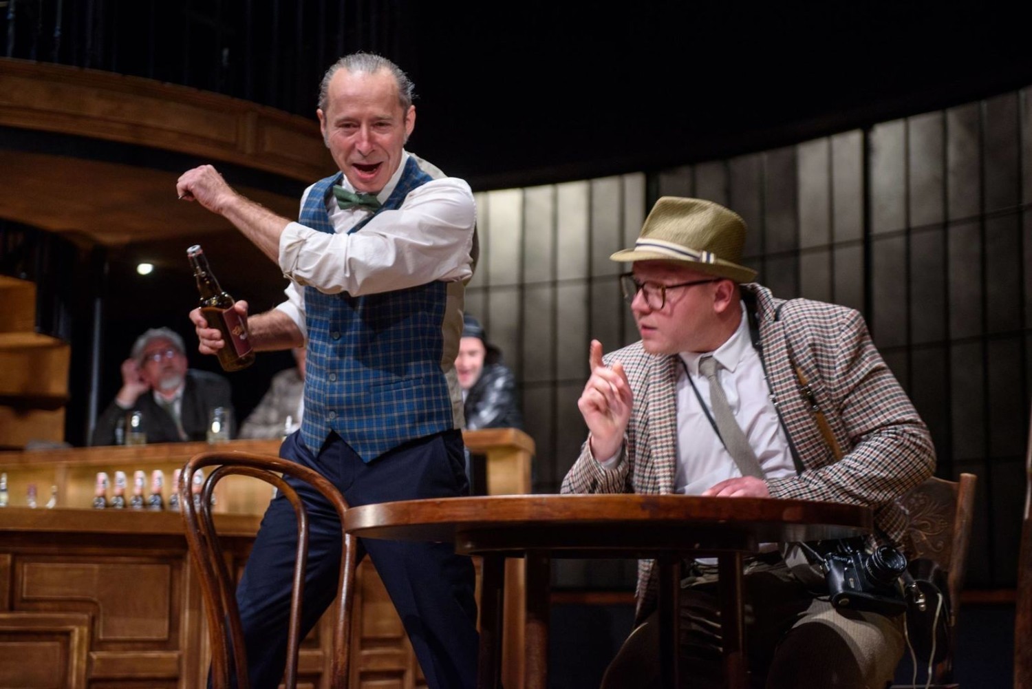 Sławomir Głazek (Harry) i Tomasz Wiśniewski (Clegg) w scenie ze spektaklu 'Porachunki z katem' w Teatrze im
