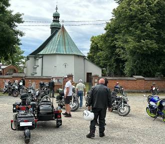 Setki motocyklistów w Jadownikach na Bocheńcu. Zdjęcia i wideo