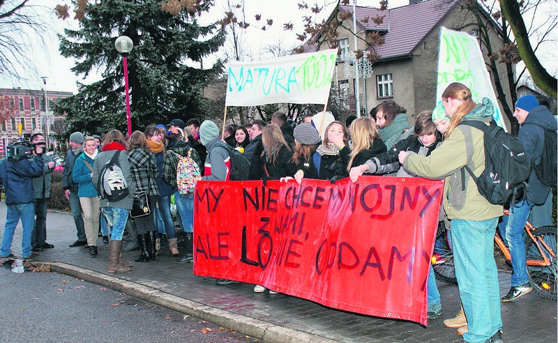 My nie chcemy wojny z wami, ale liceum nie oddamy - krzyczeli uczniowie ZSOT