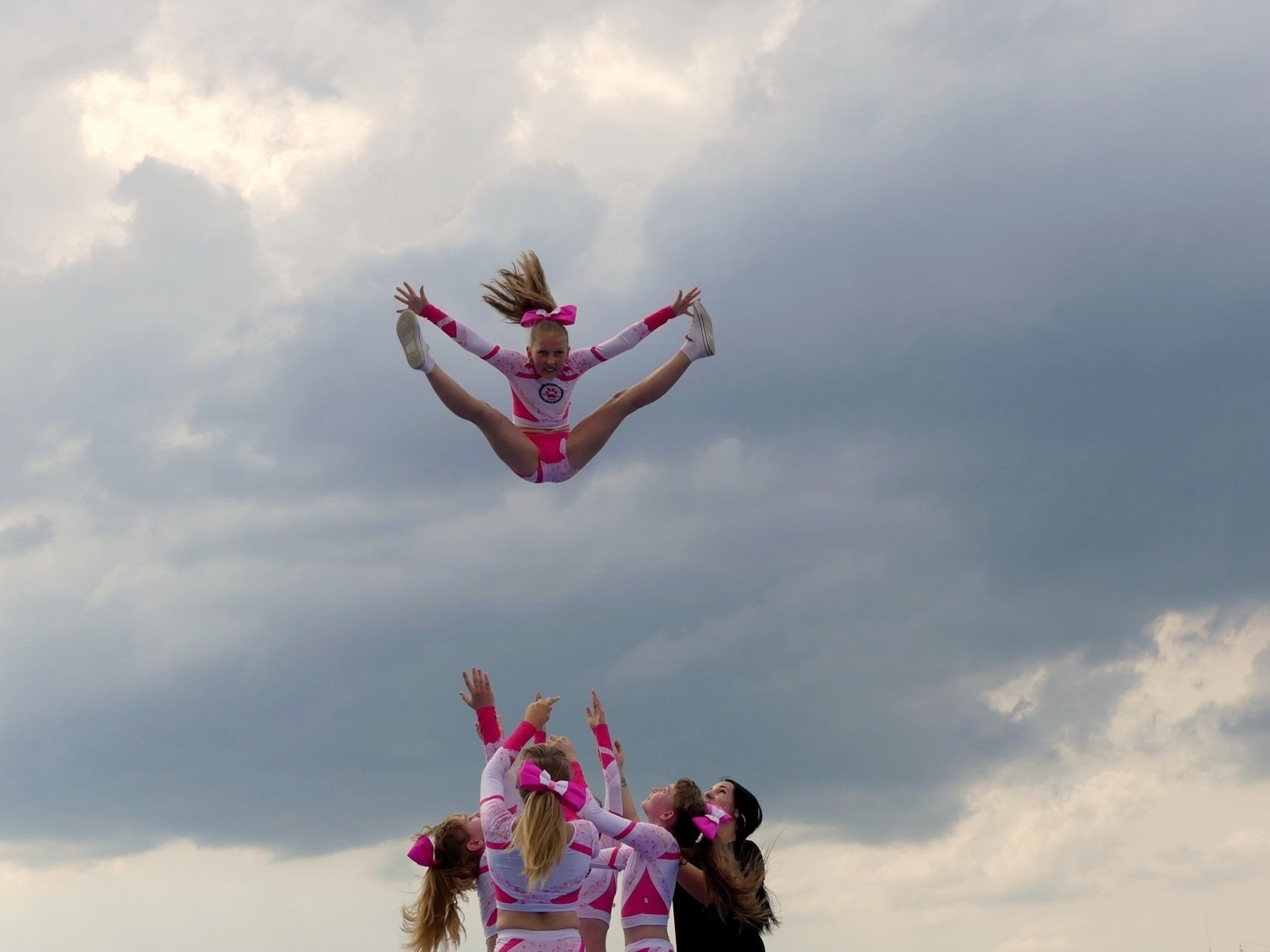 Tak "fruwają" staszowskie cheerleaderki z drużyny Pink Panthers