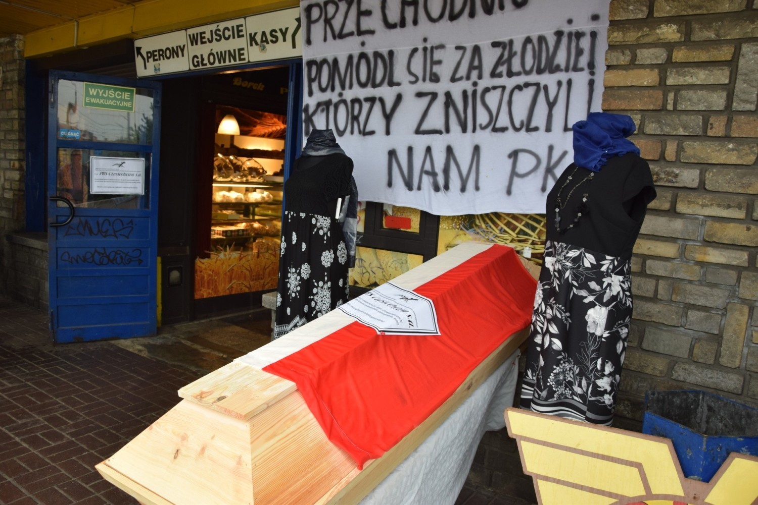 Pracownicy PKS Częstochowa zorganizowali symboliczny pogrzeb przedsiębiorstwa Zobacz kolejne zdjęcia
