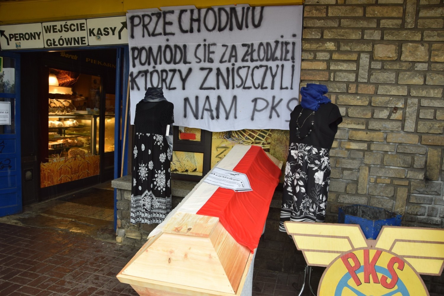 Pracownicy PKS Częstochowa zorganizowali symboliczny pogrzeb przedsiębiorstwa Zobacz kolejne zdjęcia