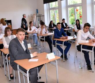 Egzamin ósmoklasisty - matematyka w Szkole Podstawowej nr 2 ze Sławna. Zdjęcia