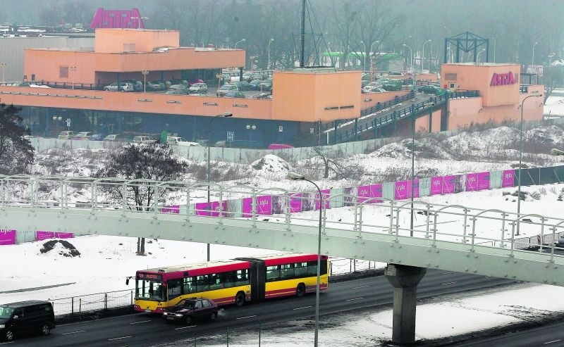 Mimo że trwa zima, prace przy budowie kładki nad ul